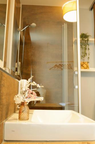 R & J Hotel - image 10