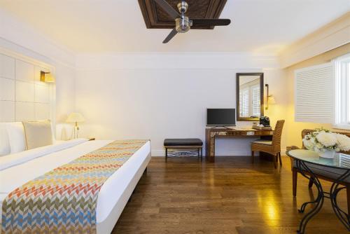 1 king bed, 1 sofa bed