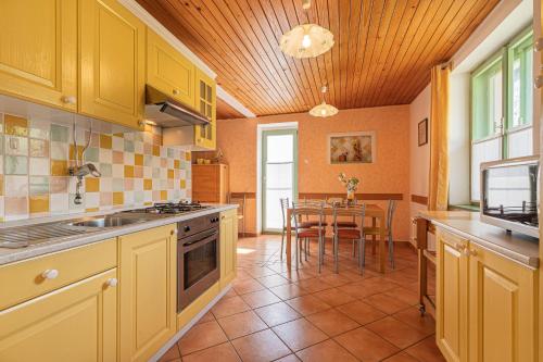 Køkken, Lukec Homestead Adventure Stay - Happy Rentals in Fara