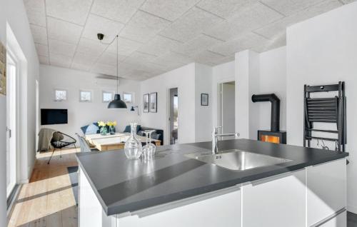 Kitchen, 3 Bedroom Beautiful Home In Haderslev in Aro