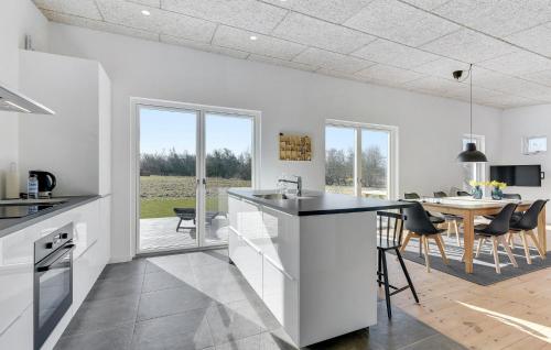 Kitchen, 3 Bedroom Beautiful Home In Haderslev in Aro