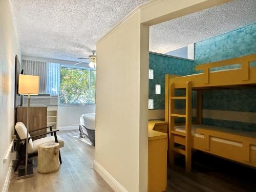 1 double bed, 1 bunk bed