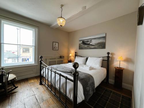 Chic Listed House with Harbour and River Views in Central Cowes - Walk to top restaurants in Cowes Medina