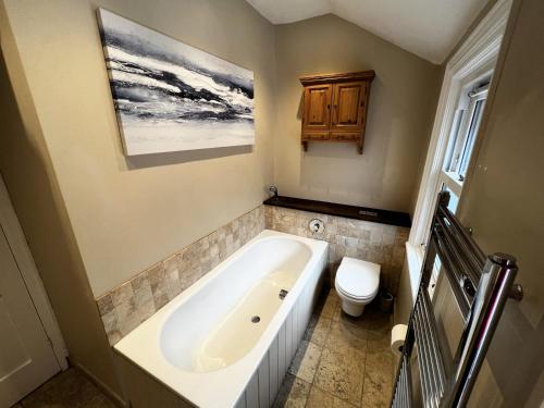 Badrum, Chic Listed House with Harbour and River Views in Central Cowes - Walk to top restaurants in Cowes Medina