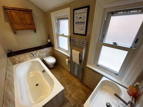 Badrum, Chic Listed House with Harbour and River Views in Central Cowes - Walk to top restaurants in Cowes Medina