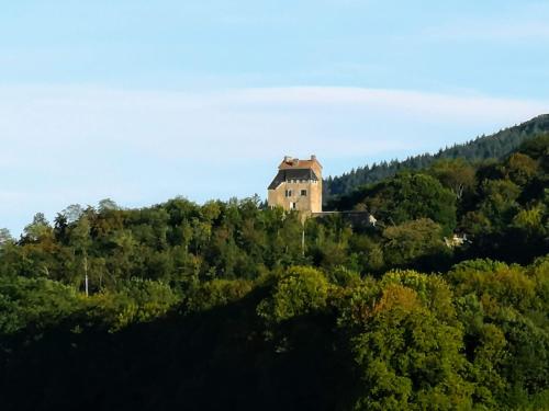 Chambres de tour rustique dans la vallée des Pyrénées au Chateau Montegut