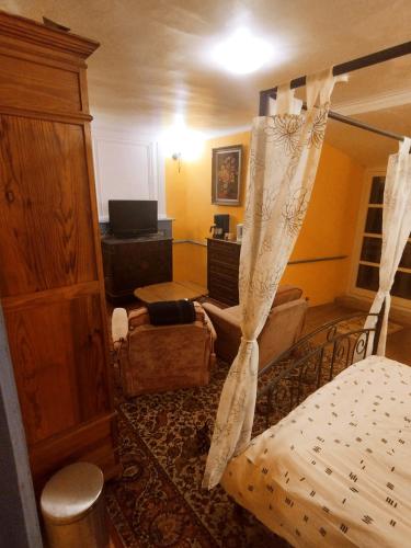 Chambres de tour rustique dans la vallée des Pyrénées au Chateau Montegut