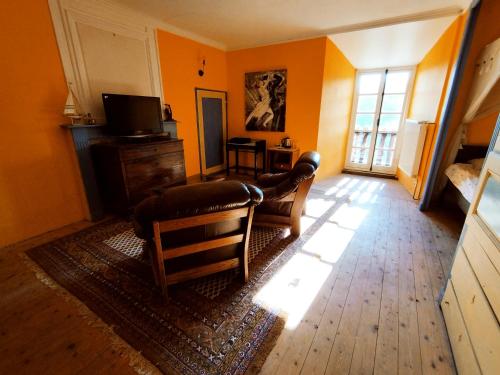 Chambres de tour rustique dans la vallée des Pyrénées au Chateau Montegut