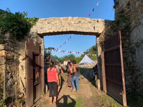 Chambres de tour rustique dans la vallée des Pyrénées au Chateau Montegut