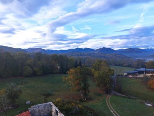 Chambres de tour rustique dans la vallée des Pyrénées au Chateau Montegut