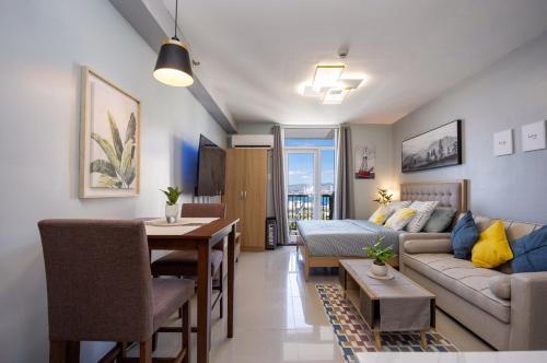 Azure Haven - Near Airport - Hot Shower - Cozy with Balcony 16th Flr unit 1623 bldg 102