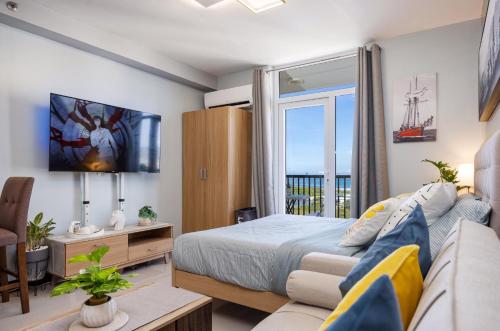 Azure Haven - Near Airport - Hot Shower - Cozy with Balcony 16th Flr unit 1623 bldg 102