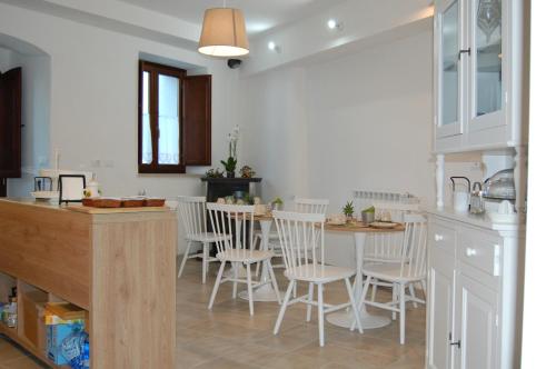 virtuve, MIRANDOLINA Bed and Breakfast in Rocca Di Cambio