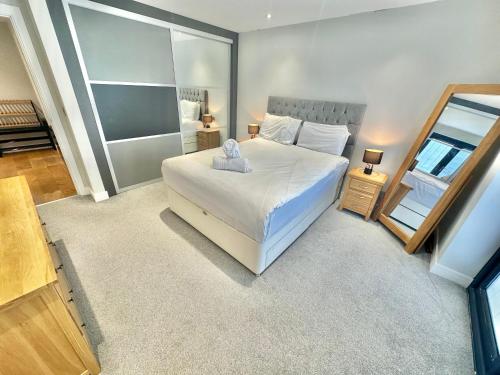 Stylish Coastal Retreat with Garden, Hot Tub and Gas BBQ in Littledown and Iford