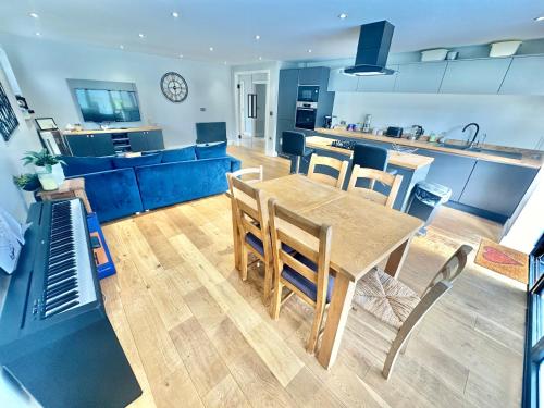 Spacious Modern Bungalow with Garden, Hot Tub, Gas BBQ and SKY Sports!