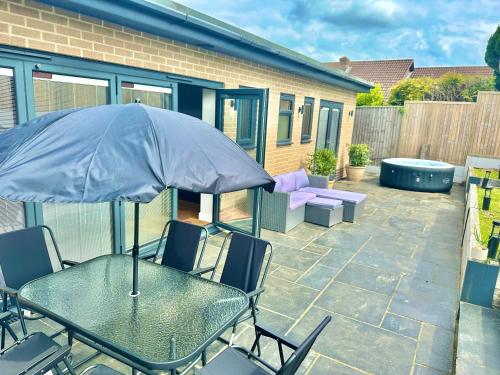 Facilities, Stylish Coastal Retreat with Garden, Hot Tub and Gas BBQ in Littledown and Iford
