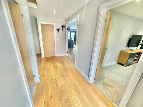 Stylish Coastal Retreat with Garden, Hot Tub and Gas BBQ in Littledown and Iford