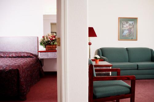 1 queen bed, 1 sofa bed