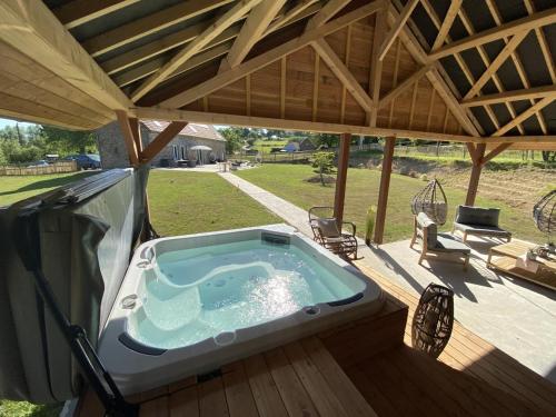 Chaignonnières Roulotte 19pers jacuzzi 15min mer gîte à louer Sainte-Pience