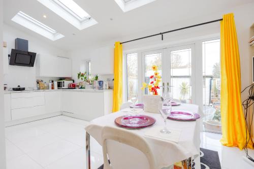 Kitchen, Wavertree Hotel in London