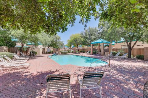 Mesa Townhome with Community Perks Close to Golf!