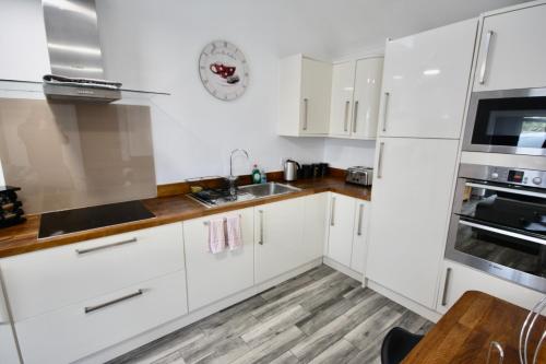廚房, Ferndown Holiday Let in 費恩丹