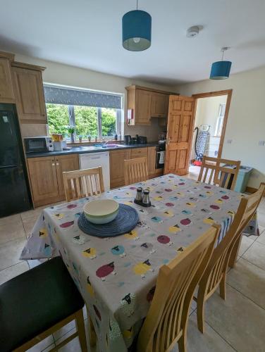 4 Bed House, spacious & modern with parking Tubbercurry