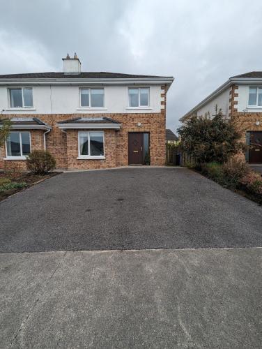 4 Bed House, spacious & modern with parking Tubbercurry