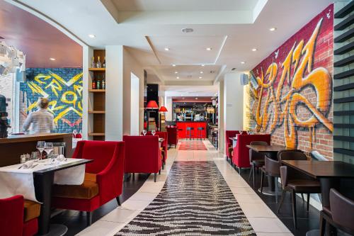 Étterem, N'vY Manotel Hotel near Musée des Suisses Dans Le Monde