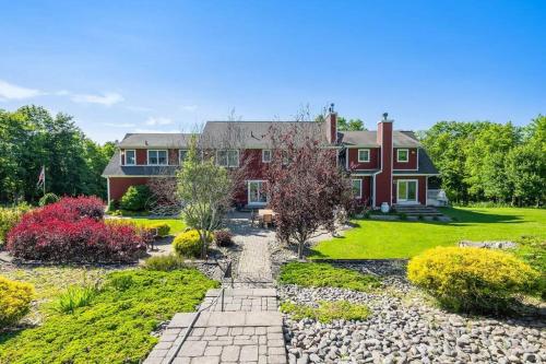 Estate with pool on 11 beautiful acres in Monroe, USA