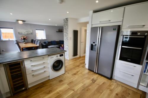 廚房, Luxury Pamper Home Hot Tub & Sauna Ladies Retreat in 費恩丹