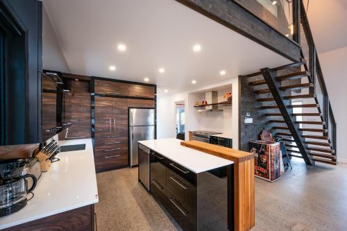 Le Jarret Noir! Chalet NEUF en nature SPA/Vue Lac in Pohenegamook (QC)