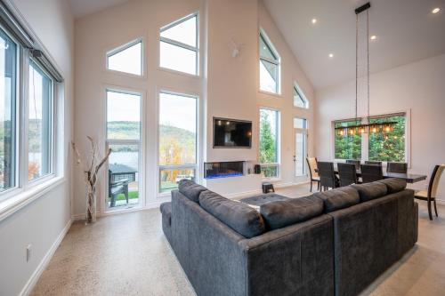 Le Jarret Noir! Chalet NEUF en nature SPA/Vue Lac in Pohenegamook (QC)