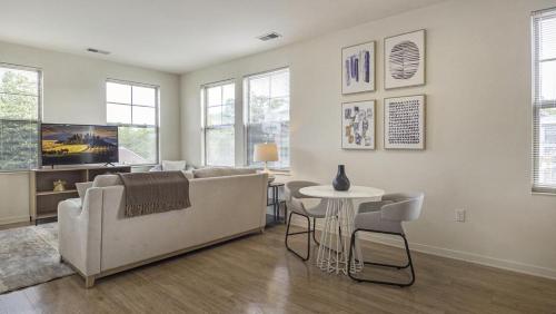 Landing at AP The Spectrum Apartments - 1 Bedroom in Chamberlayne Industrial Center in Richmond, USA