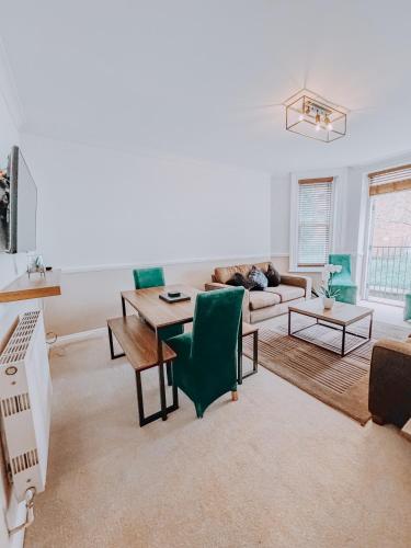 Central 2 bed apartment walking distance to beach in Bournemouth