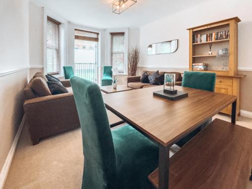 Central 2 bed apartment walking distance to beach in Bournemouth