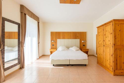 1 queen bed, 2 twin beds