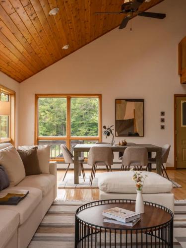 Serene Mountain Lodge by Summer in Fleischmanns, USA