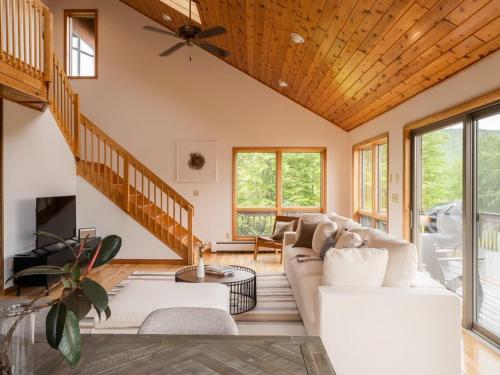 Serene Mountain Lodge by Summer in Fleischmanns, USA