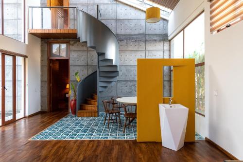 Facilities, Asta  in Sholur