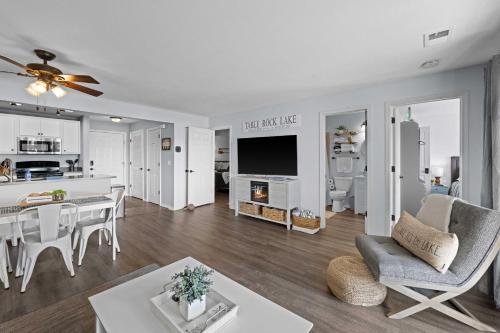 Lakefront Bridgewater Retreat with Fire Pit! - image 7
