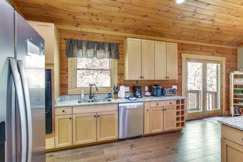Family Cabin with Private Hot Tub and Views in Boone! in Marion (NC)