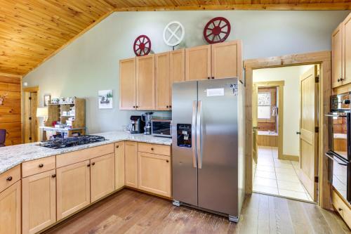 Family Cabin with Private Hot Tub and Views in Boone! in Marion