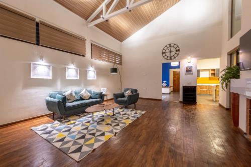Facilities, Asta  in Sholur