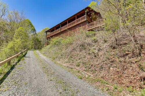 Family Cabin with Private Hot Tub and Views in Boone! in Marion (NC)