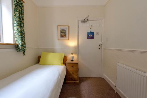 Single Room with Shared Shower and Toilet image 3