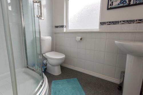 Single Room with Shared Shower and Toilet image 7