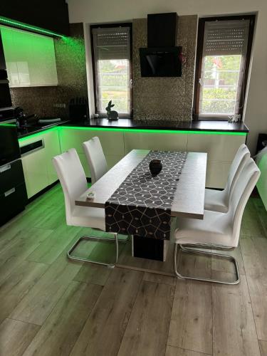 ห้องครัว, Paloznak Lux Apartmanház (Paloznak Lux Apartmanhaz) in ปาลอซนัก