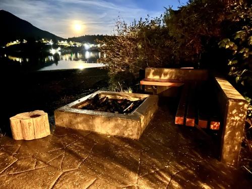 外部景觀, Waterfront Hot Tub Firepit King Bed - 6H in 尤克盧利特市中心