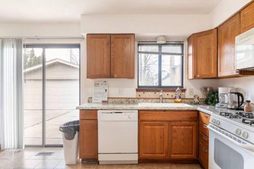 Cozy home in 5-star LivoniaWestlandCanton neighborhood in Livonia, USA